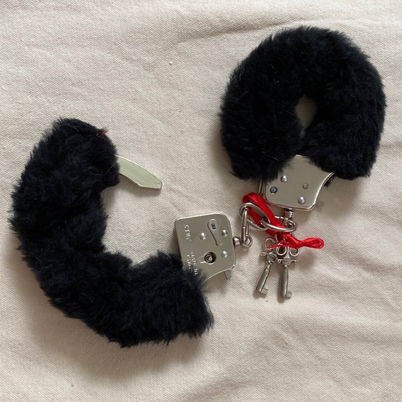 Fuzzy Metal Handcuffs with Keys in Black - Picture 2 of 3